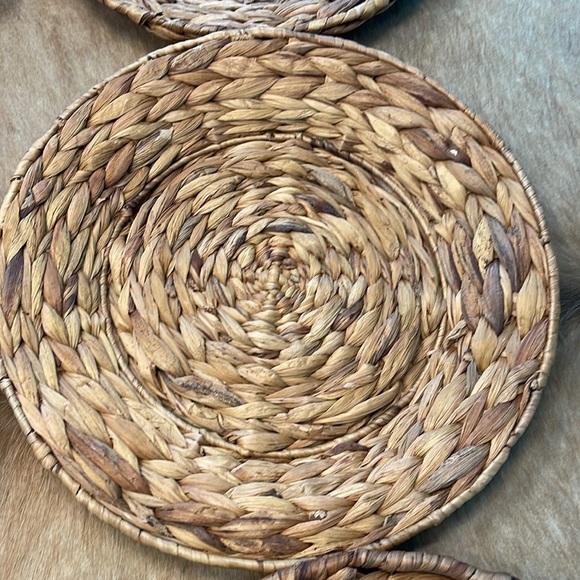 EUC Natural woven round plate chargers set of six - Picture 5 of 10